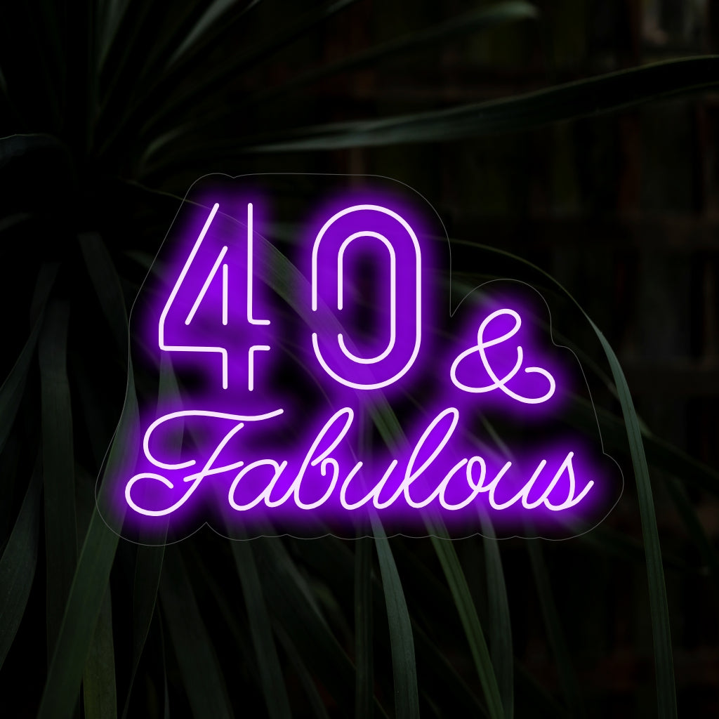 „40 & Fabulous Neon Sign“ verleiht Ihrer Feier mit schicken Schriftarten Stil. Perfekt für eine fabelhafte 40. Geburtstagsparty.