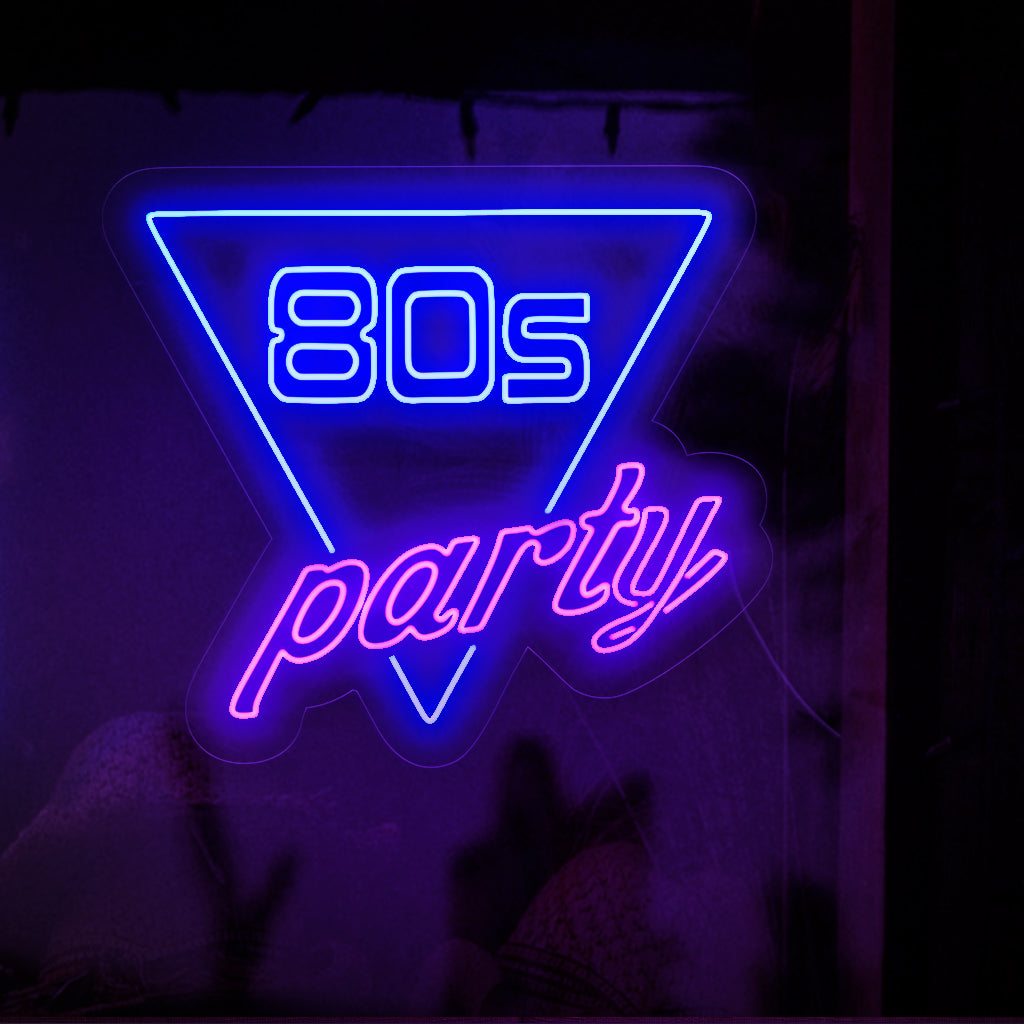 „80s Party Neon Sign“ fängt die Retro-Essenz der 1980er Jahre mit kräftigen Neonfarben und ikonischen Formen ein. Verwandeln Sie Ihren Raum mit diesem lebendigen Neonlicht in eine nostalgische Tanzfläche – perfekt für eine energiegeladene 80er-Jahre-Party.