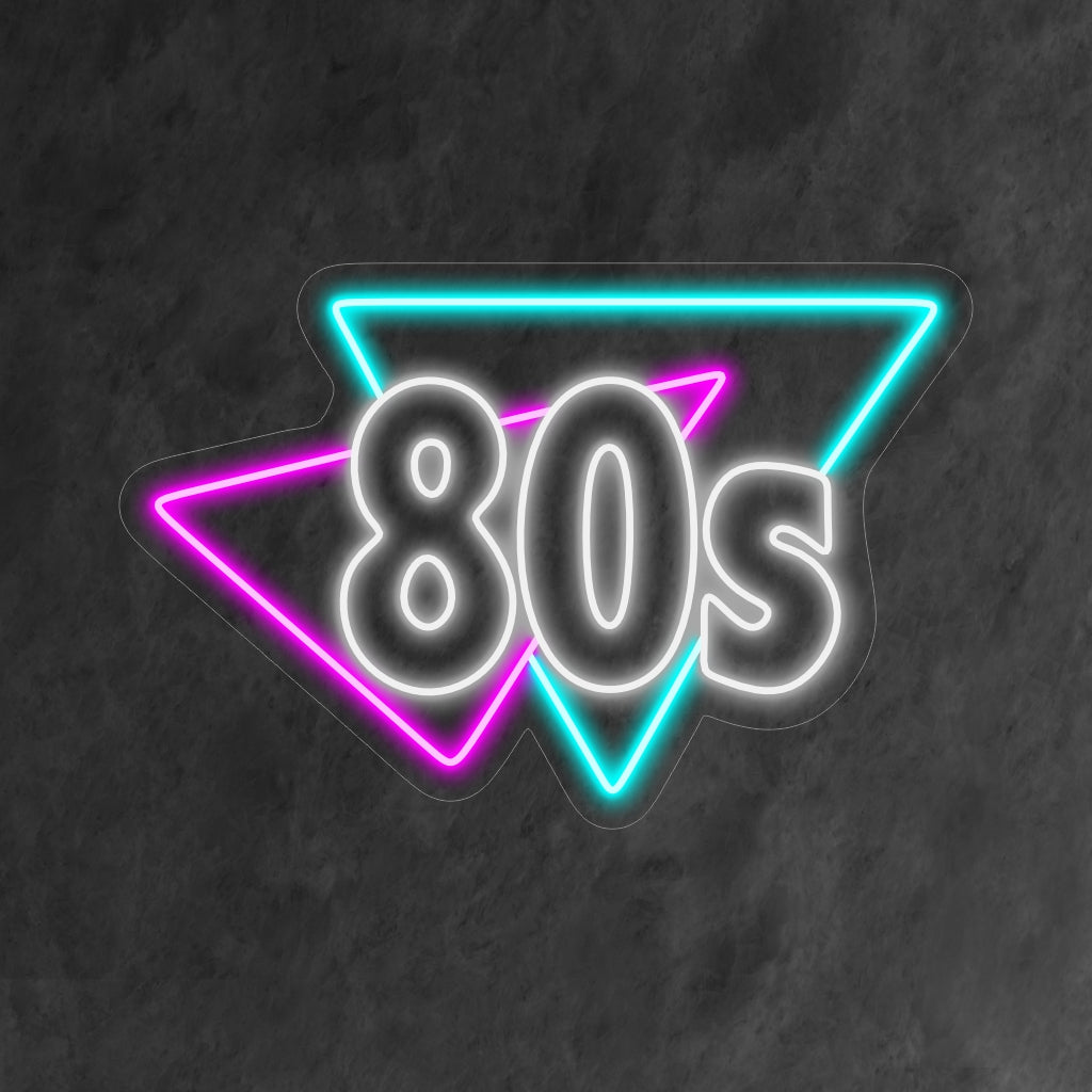 „80er Retro Style Neon Sign“ bringt die lebendige Atmosphäre der 1980er Jahre in einem eleganten Neon-Design zurück. Verleihen Sie Ihrem Raum mit nostalgischem Flair und kräftigen Farben eine besondere Note und fangen Sie die Essenz der Retro-Ära ein.