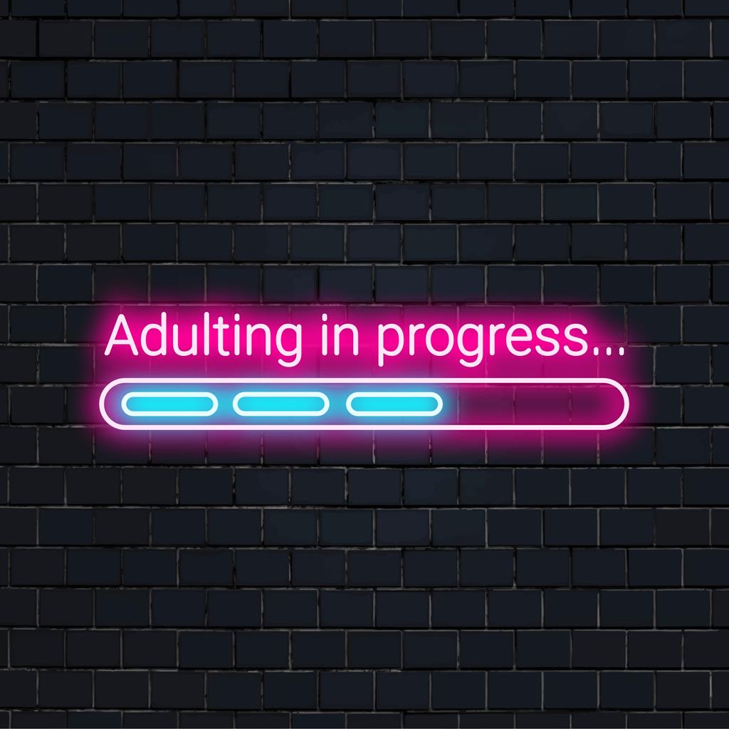 Individuelles LED-Neonschild mit dem Text „Adulting In Progress …“ in strahlendem Weiß, perfekte Neonlichtdekoration für moderne Räume.