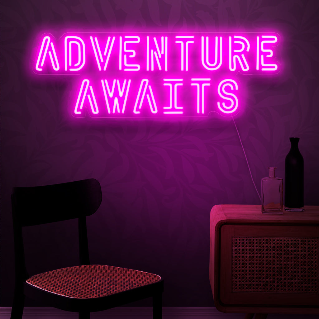 Das Neonschild „Adventure Awaits“ ist eine von Fernweh inspirierte Ergänzung für Ihr reisebezogenes Interieur. Ein Neonlicht, das den Sinn für Abenteuer und Entdeckungen weckt.
