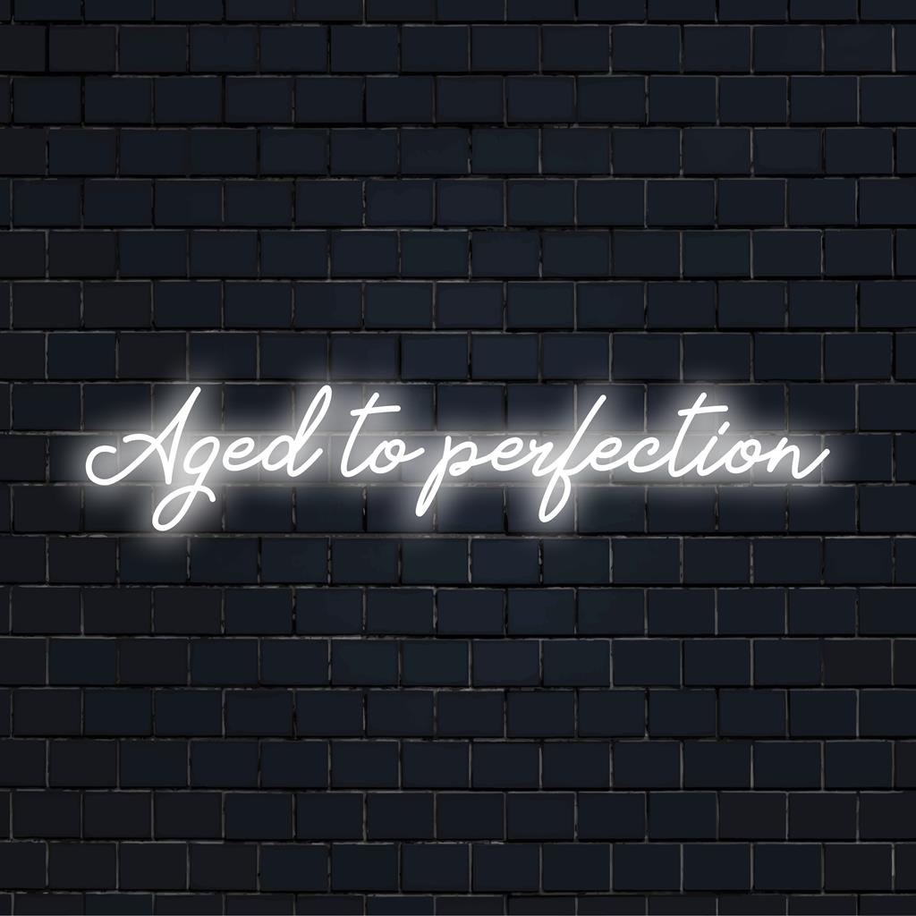 LED-Neonschild mit der Aufschrift „Aged To Perfection“ in stilvoller Schrift, ideal, um jedem Raum eine persönliche Note zu verleihen.