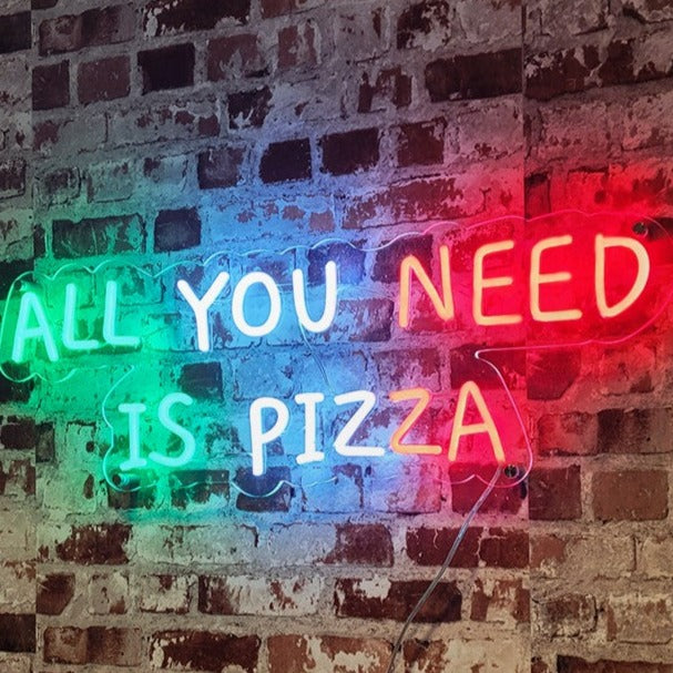 „All You Need Is Pizza Neon Sign“ – Ein verspieltes Neonlicht, das die Liebe zur Pizza feiert und Ihrer Pizzeria oder Kücheneinrichtung eine köstliche und lustige Atmosphäre verleiht.