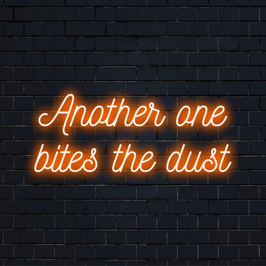 Individuelles LED-Neonschild mit der Aufschrift „Another One Bites The Dust“ in lebendiger Neonlichtkunst, das die moderne Raumdekoration aufwertet.