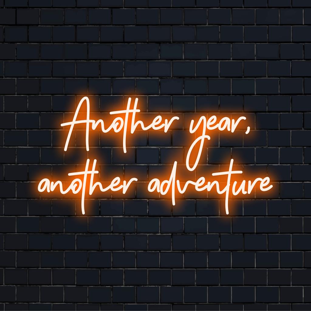 Individuelles LED-Neonschild mit der Aufschrift „Another Year, Another Adventure“, perfekt für eine aufmunternde und personalisierte Dekoration.