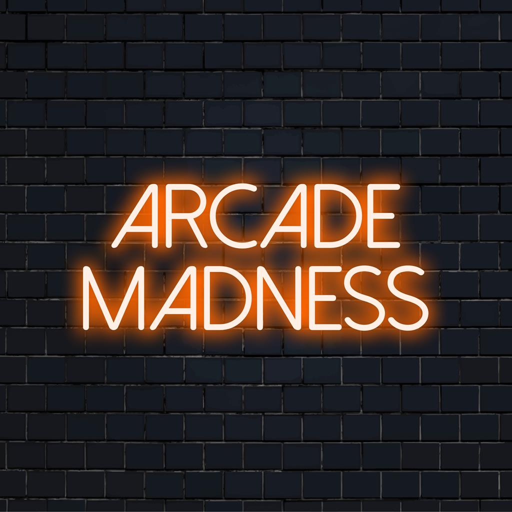 Das Neonschild „Arcade Madness“ strahlt ein lebendiges Licht aus, perfekt für die Atmosphäre eines Spielzimmers; individuelle LED-Wandkunst für nostalgische Dekoration.