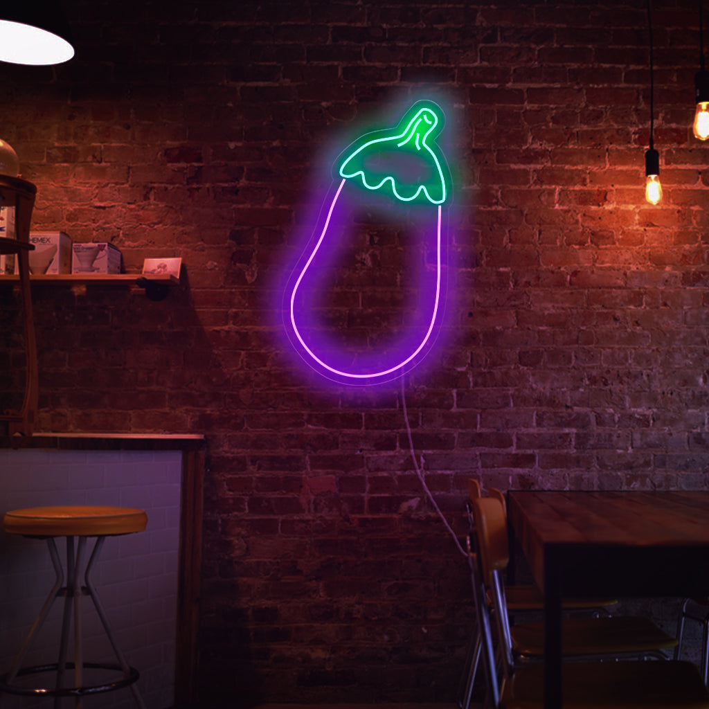 „Aubergine-Neonschild“ – Ein einzigartiges Neonlicht mit der Darstellung einer Aubergine, das Ihrer Küchen- oder Esszimmereinrichtung kulinarischen Charme und Lebendigkeit verleiht.