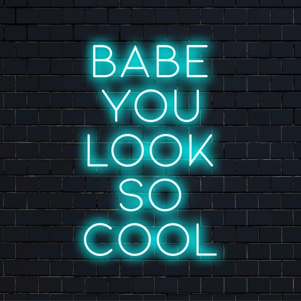 Helles Neonschild mit der Aufschrift „Babe, du siehst so cool aus“; kombiniert Neon-Zitatkunst mit Grafikdesign für ein einzigartiges Deko-Statement.