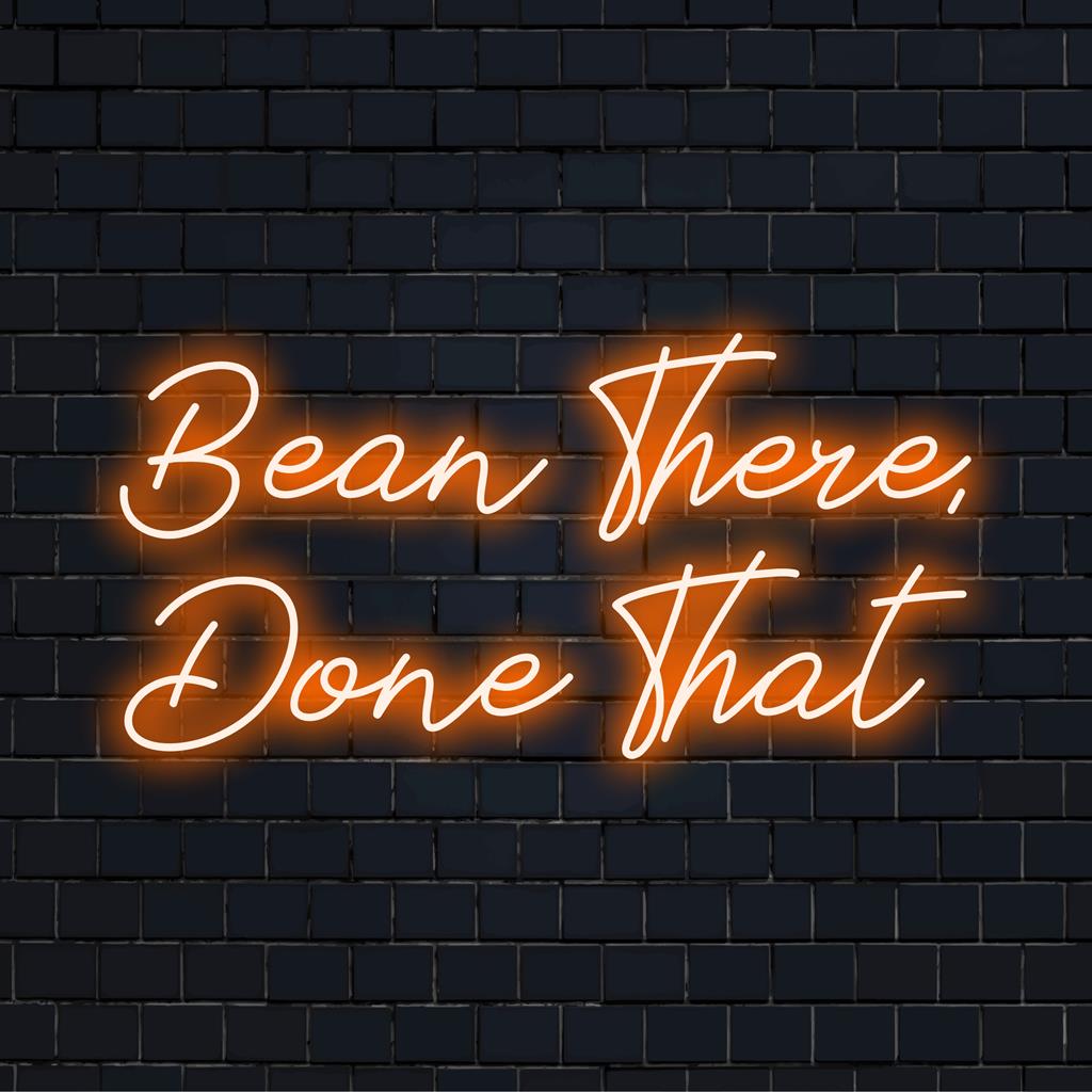 Leuchtendes LED-Neonschild mit der Aufschrift „Bean There, Done That“, perfekt für Kaffeeliebhaber. Neon-Zitatkunst für Cafés oder als Wohndekor.