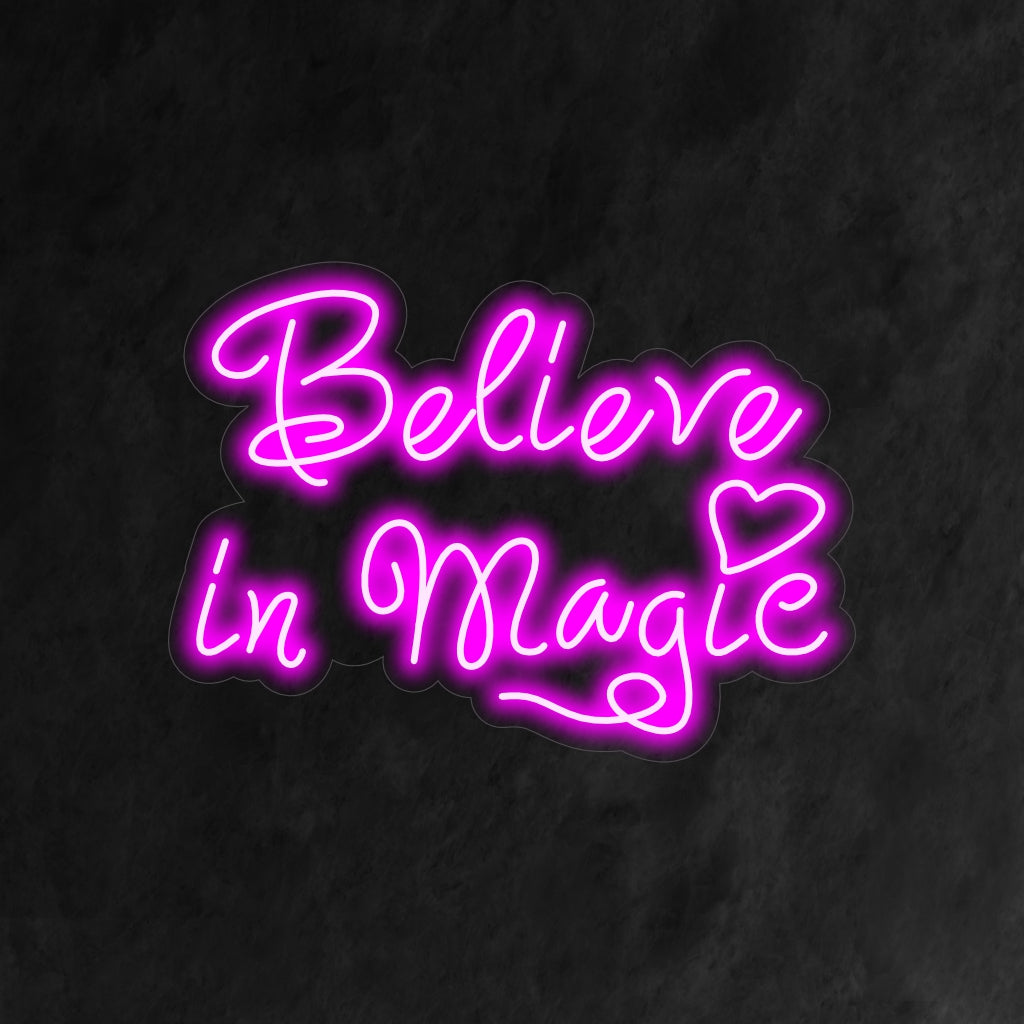„Believe In Magic Neon Sign“ ist eine skurrile und bezaubernde Ergänzung für Ihr Fantasy-Interieur. Ein Neonlicht, das den Glauben an Magie und Wunder fördert.