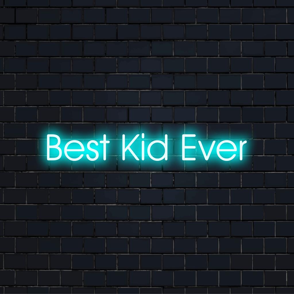 Individuelles LED-Neonschild mit dem leuchtenden Text „Best Kid Ever“; ideal für personalisierte Neon-Wandkunst.