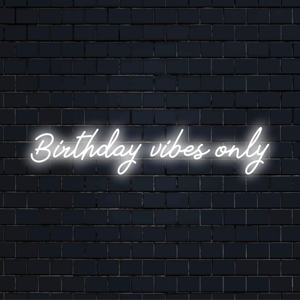 Individuelles LED-Neonschild mit der Aufschrift „Birthday Vibes Only“ in leuchtenden Farben. Perfekte Neonlichtdekoration für festliche Räume.