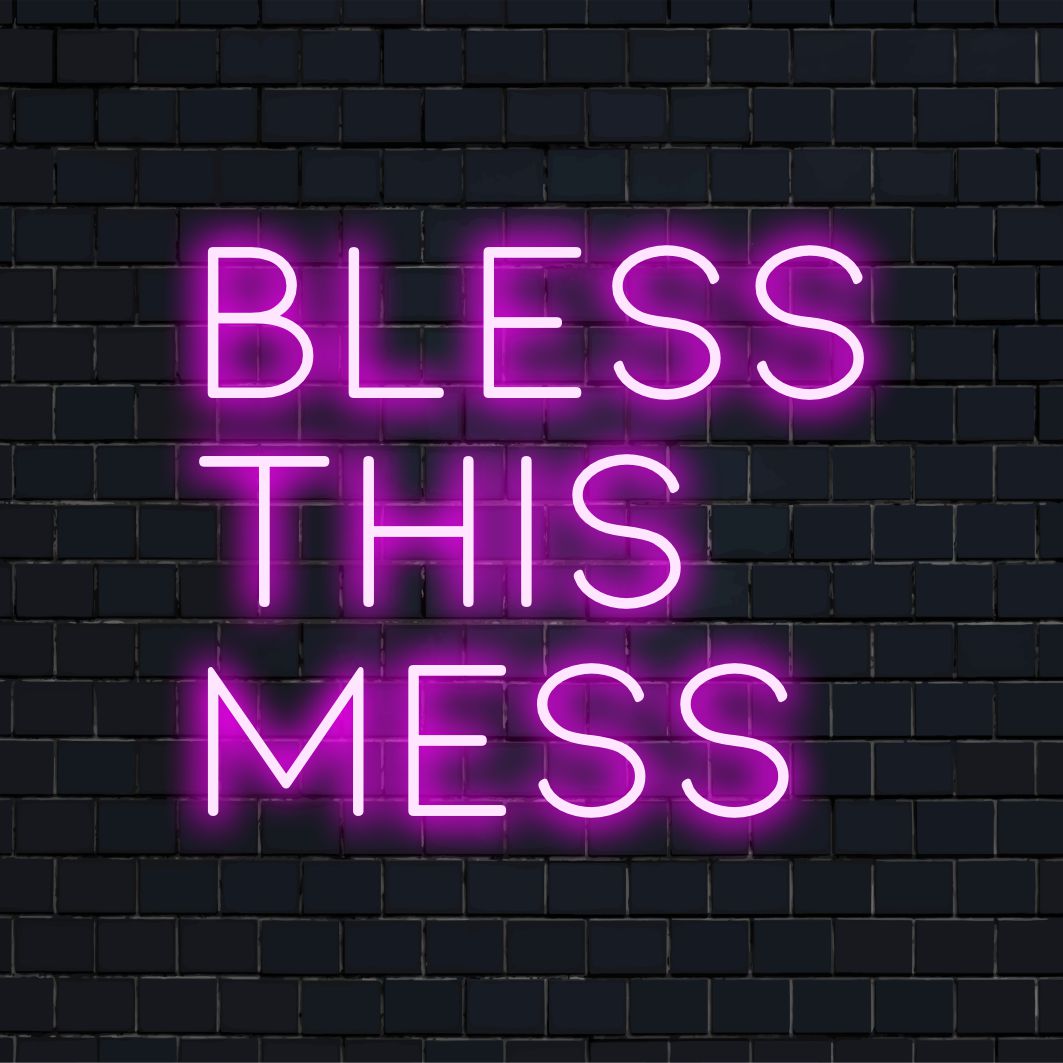 LED-Neonschild mit dem Satz „Bless This Mess“ in leuchtenden Farben, perfekt, um jedem Raum Flair zu verleihen. Neon-Zitatkunst.