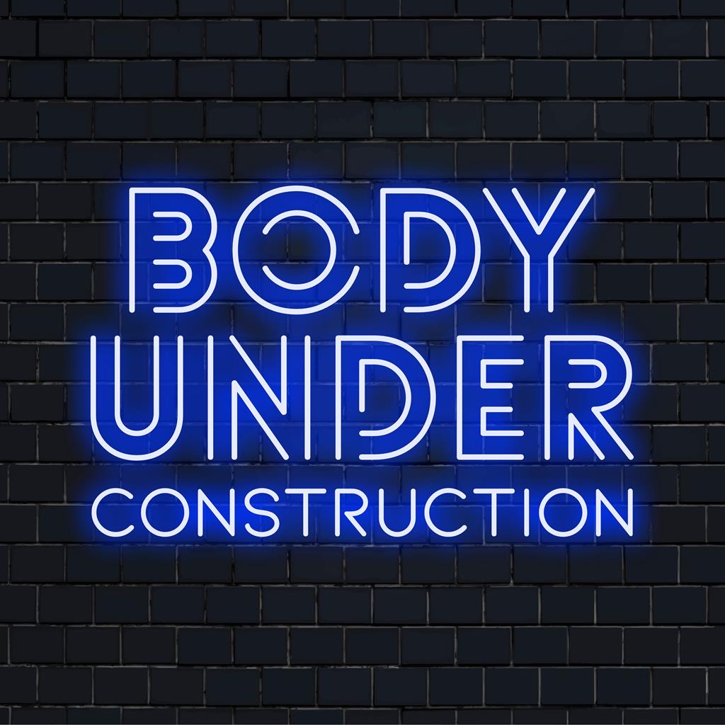 Maßgefertigtes LED-Neonschild mit dem Text „Body Under Construction“, das Motivation und personalisierte Neonkunst fördert.