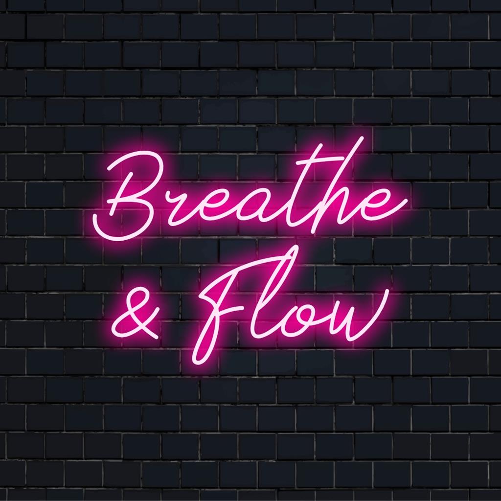 LED-Neonschild mit den Worten „Breathe And Flow“, eine beruhigende und stilvolle Wanddekoration für Achtsamkeitsräume.