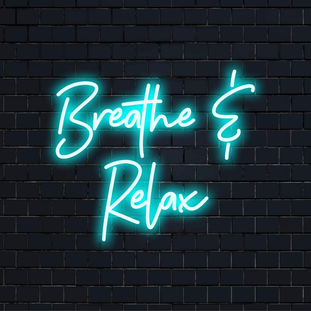 Leuchtendes LED-Neonschild mit der Aufschrift „Breathe Relax“, ideal für ruhige Räume, moderne Wanddekoration und individuelle Ambientebeleuchtung.