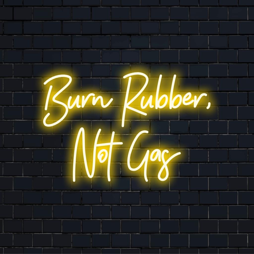 Benutzerdefiniertes LED-Neonschild: „Burn Rubber, Not Gas“ in leuchtenden Farben, ideal, um jedem Raum Persönlichkeit und Flair zu verleihen.