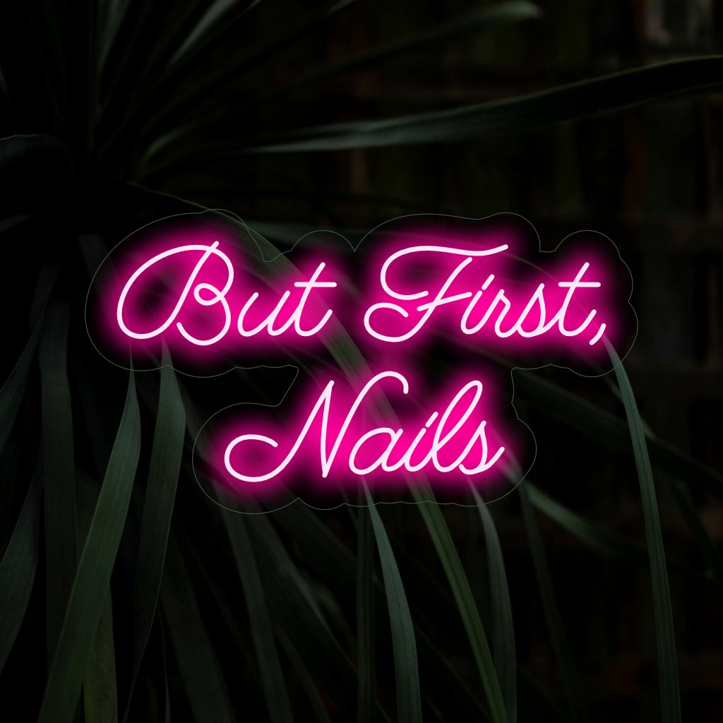 Das Neonschild „But First, Nails“ leuchtet hell mit einem Nagellackflaschen-Symbol und verkörpert die Essenz der Selbstpflege. Eine schicke Ergänzung für Schönheits- und Nagelstudios, die die richtige Stimmung für Verwöhnsitzungen schafft.