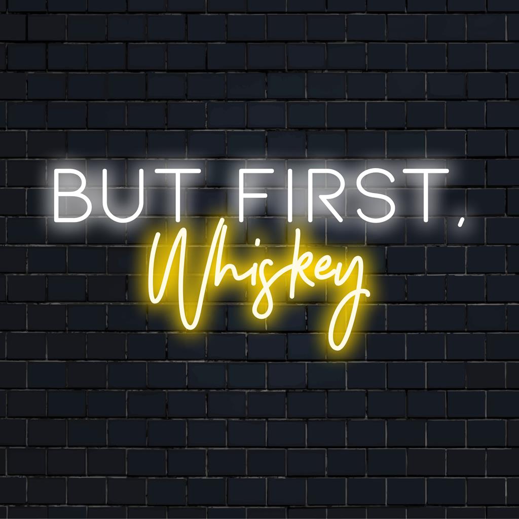 Individuelles LED-Neonschild mit dem Satz „But First Whiskey“ in hellen, kräftigen Neonbuchstaben für eine auffällige Wanddekoration.