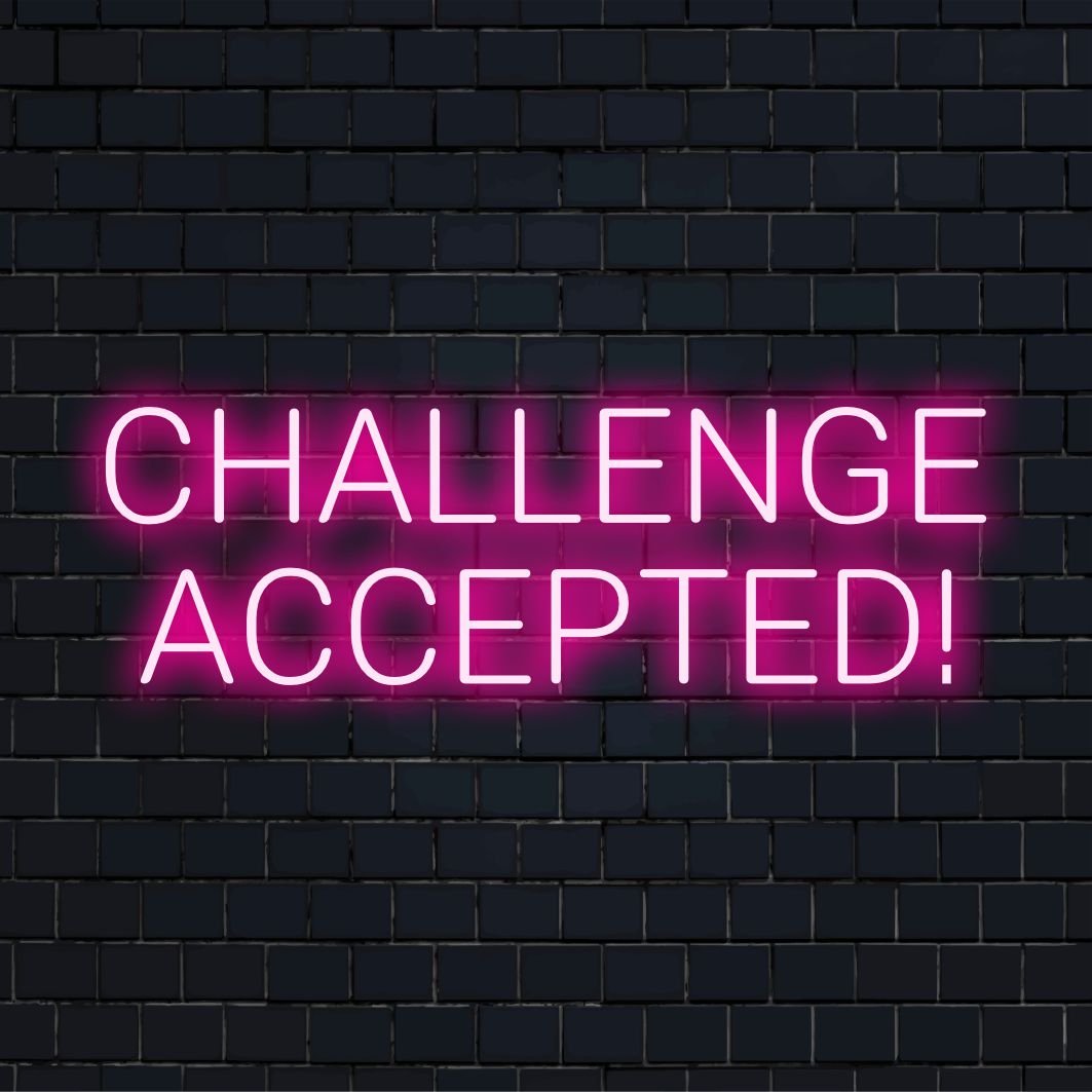 Maßgefertigtes LED-Neonschild mit leuchtendem Text „Challenge Accepted!“, ideal für lebendige Dekoration und persönliche Inspiration.