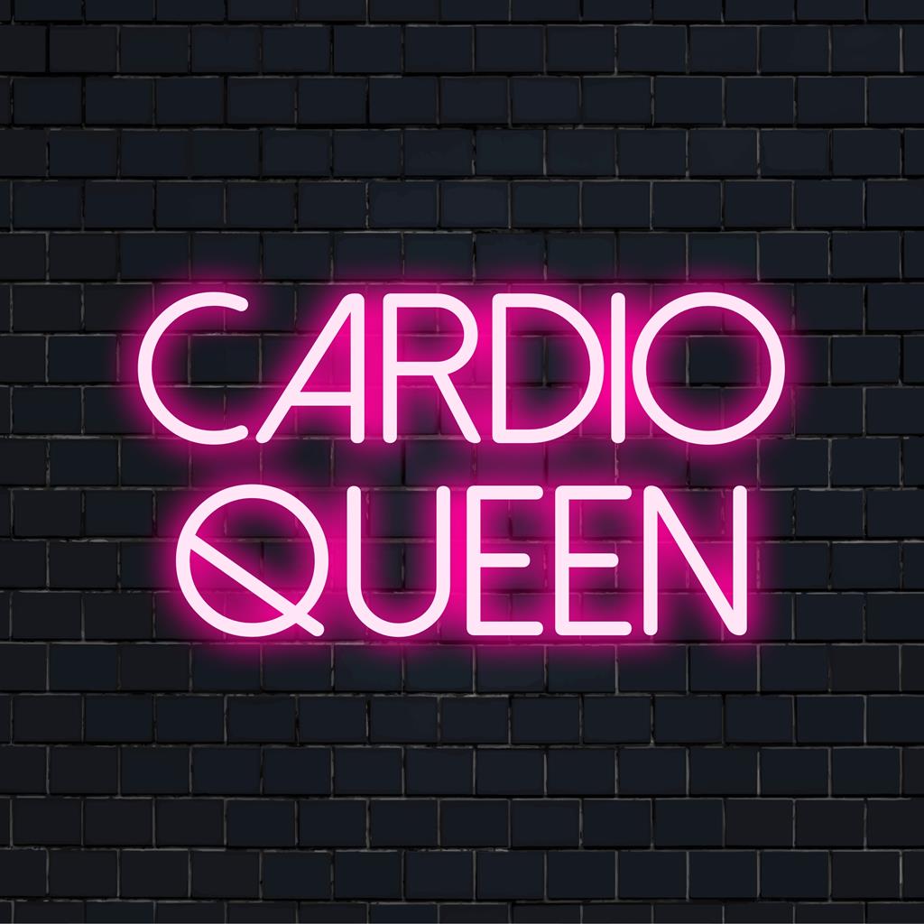 Individuelles LED-Neonschild mit der Aufschrift „Cardio Queen“ in eleganter Schreibschrift, ideal für Trainingsräume oder eine von Fitnessstudios inspirierte Einrichtung.