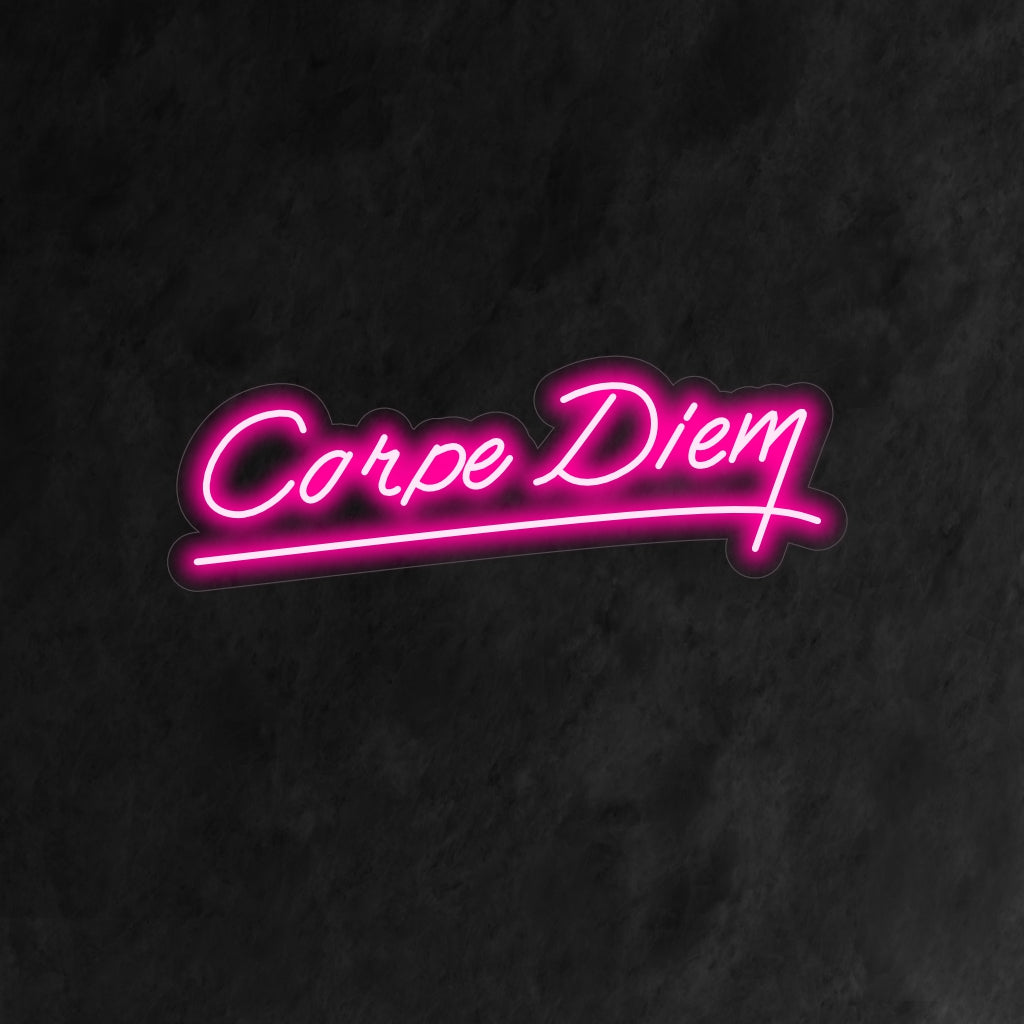 „Carpe Diem Neon Sign“ ist eine inspirierende und motivierende Ergänzung für Ihr Interieur. Ein Neonlicht, das die zeitlose Botschaft „Nutze den Tag“ verkörpert.