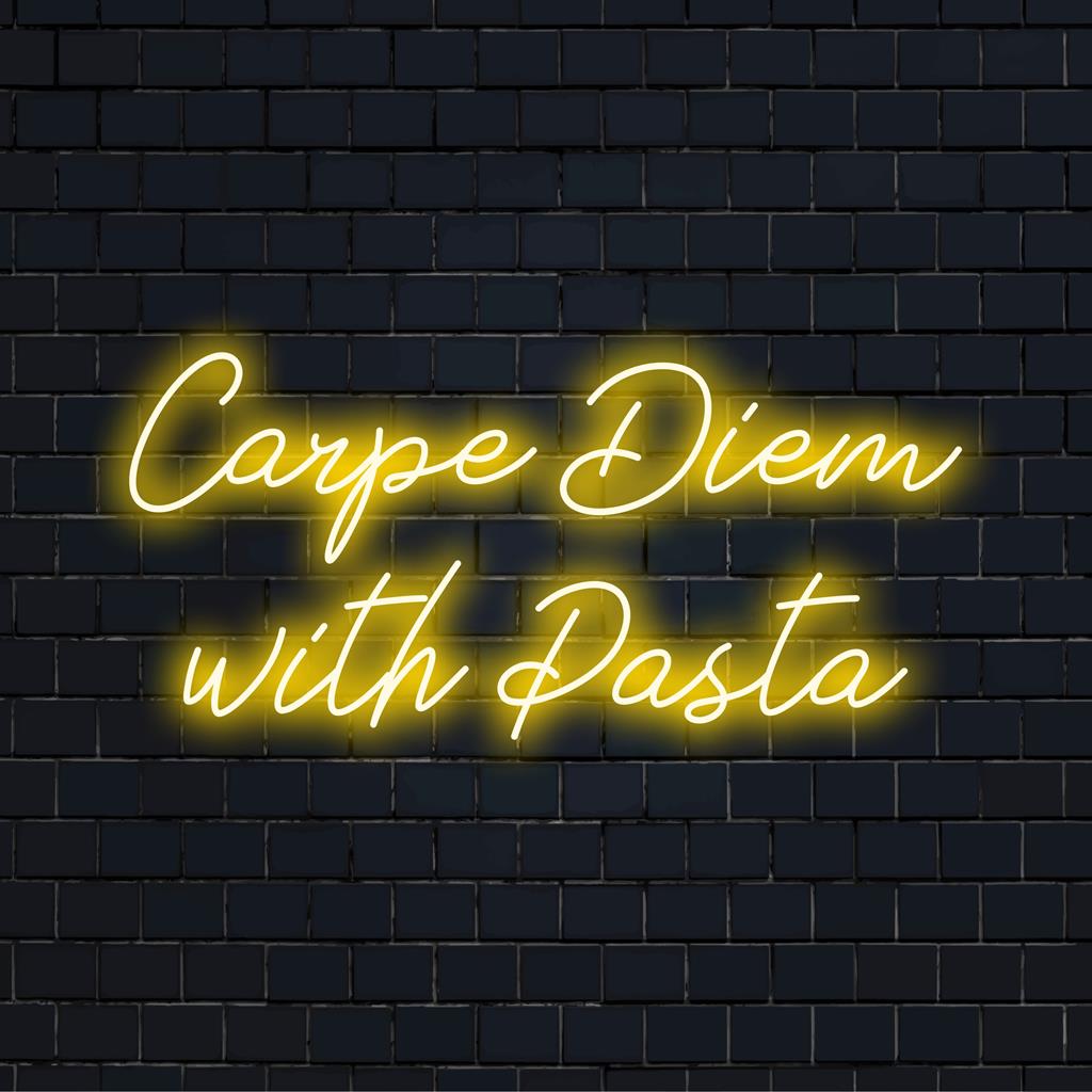 Das lebendige, handgefertigte Neonschild „Carpe Diem With Pasta“ vereint ein inspirierendes Mantra und die Liebe zu Pasta in leuchtender LED-Neonkunst.