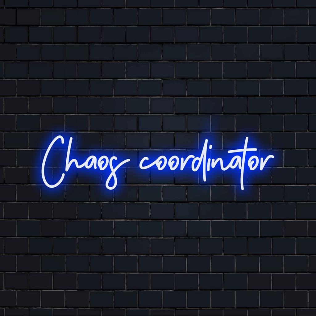 Individuelles LED-Neonschild mit der Aufschrift „Chaos Coordinator“, perfekt beleuchtet für einen eleganten Arbeitsplatz; mit Neon-Wortkunst und modernem Dekor.