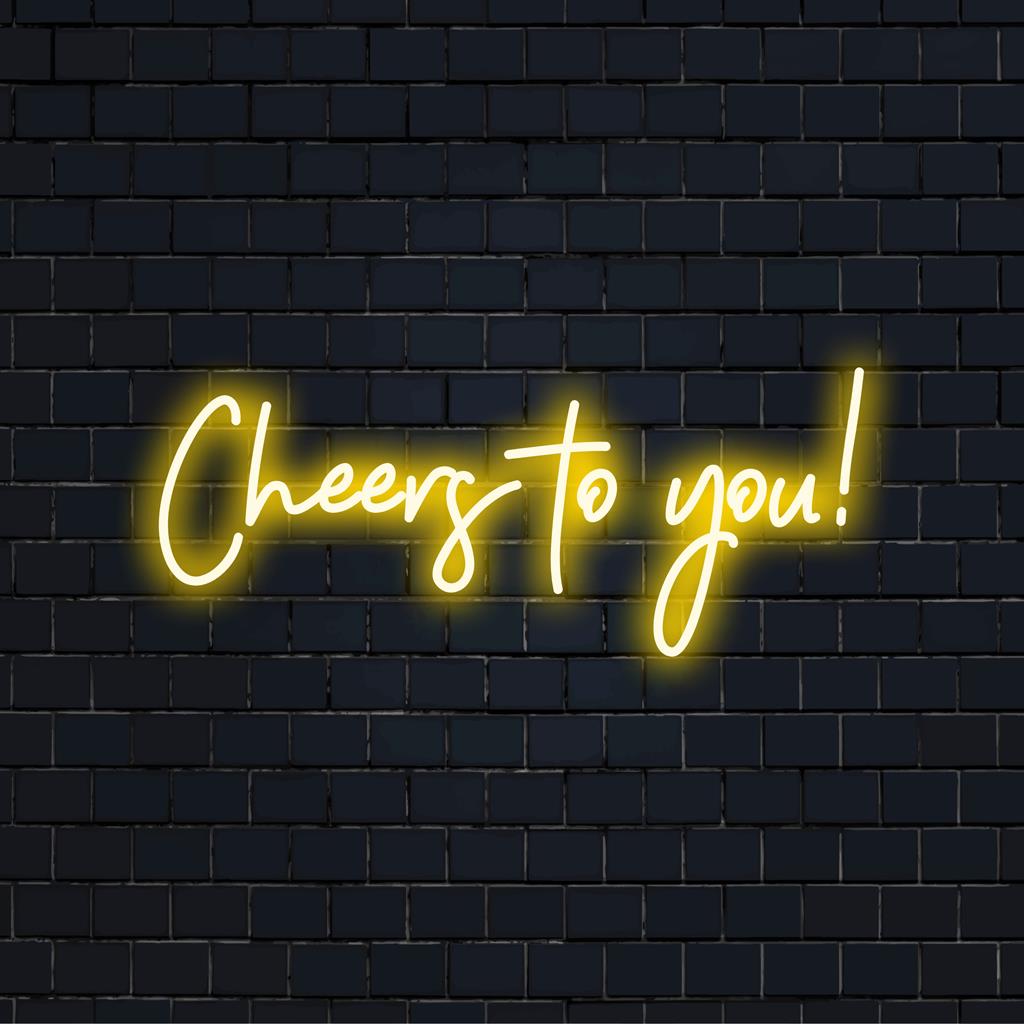 Lebendiges „Cheers To You!“-Neondisplay, das personalisierte Neonkunst mit lebendiger LED-Beleuchtung für eine festliche Dekoration verbindet.