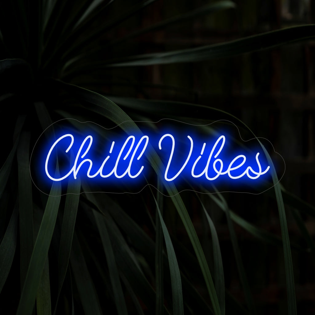 „Chill Vibes Neon Sign“ – Ein trendiges und entspanntes Neonlicht mit den Worten „Chill Vibes“, das mit seinem stilvollen und modernen Design eine coole und entspannende Atmosphäre in Ihrem Raum schafft.