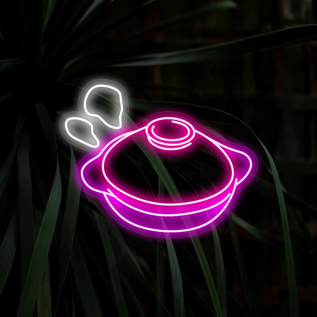 Das „Clay Cooking Pot Neon Sign“ ist eine geschmackvolle Ergänzung für Ihre Kücheneinrichtung und zeigt die charmante Darstellung eines rauchenden Tontopfs. Erhellen Sie Ihren Raum mit der warmen und einladenden Atmosphäre dieses kulinarisch inspirierten Neonlichts.