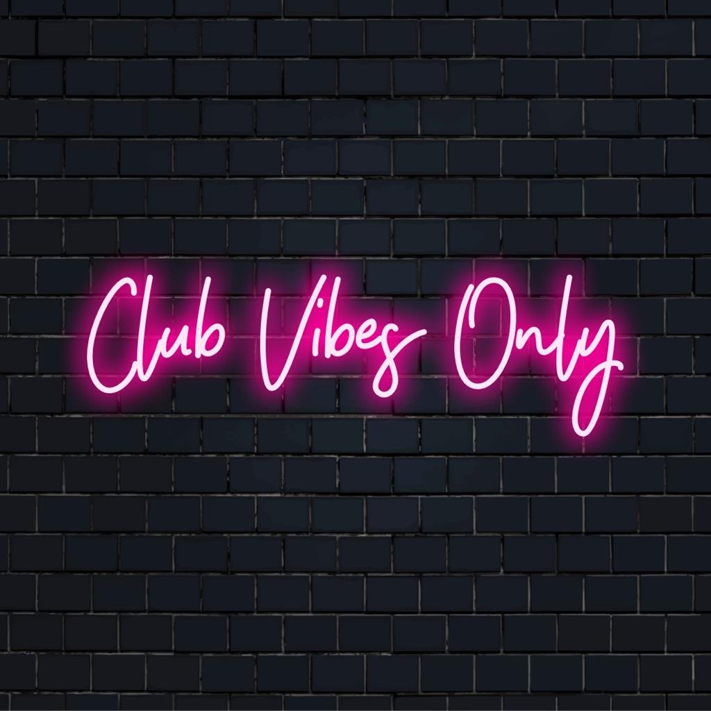 Individuelles LED-Neonschild mit leuchtendem Text „Club Vibes Only“, perfekt zum Beleuchten eines lebhaften Raums mit moderner Neonlichtkunst.