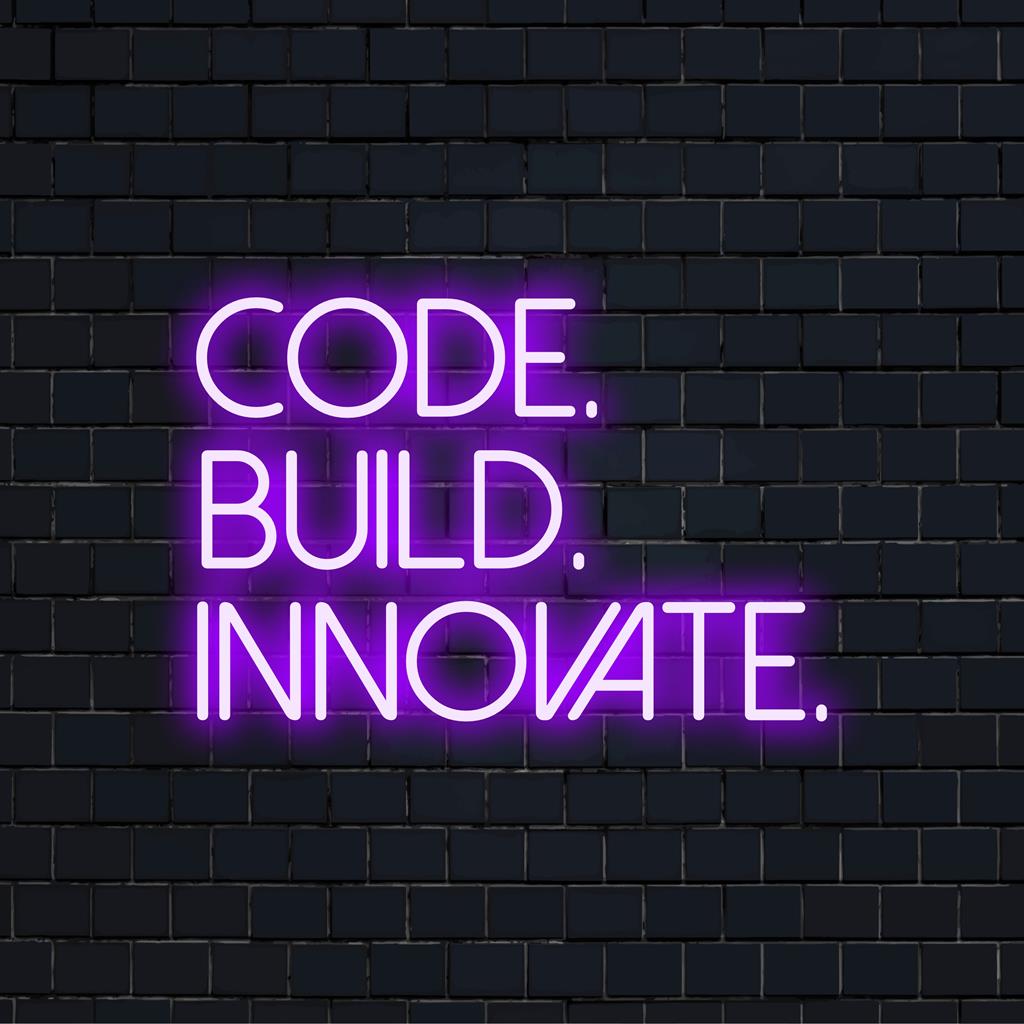 LED-Neonschild mit der Aufschrift „Code, Build, Innovate“ – kräftige und lebendige Worte, perfekt für persönliche Inspiration und Dekoration.