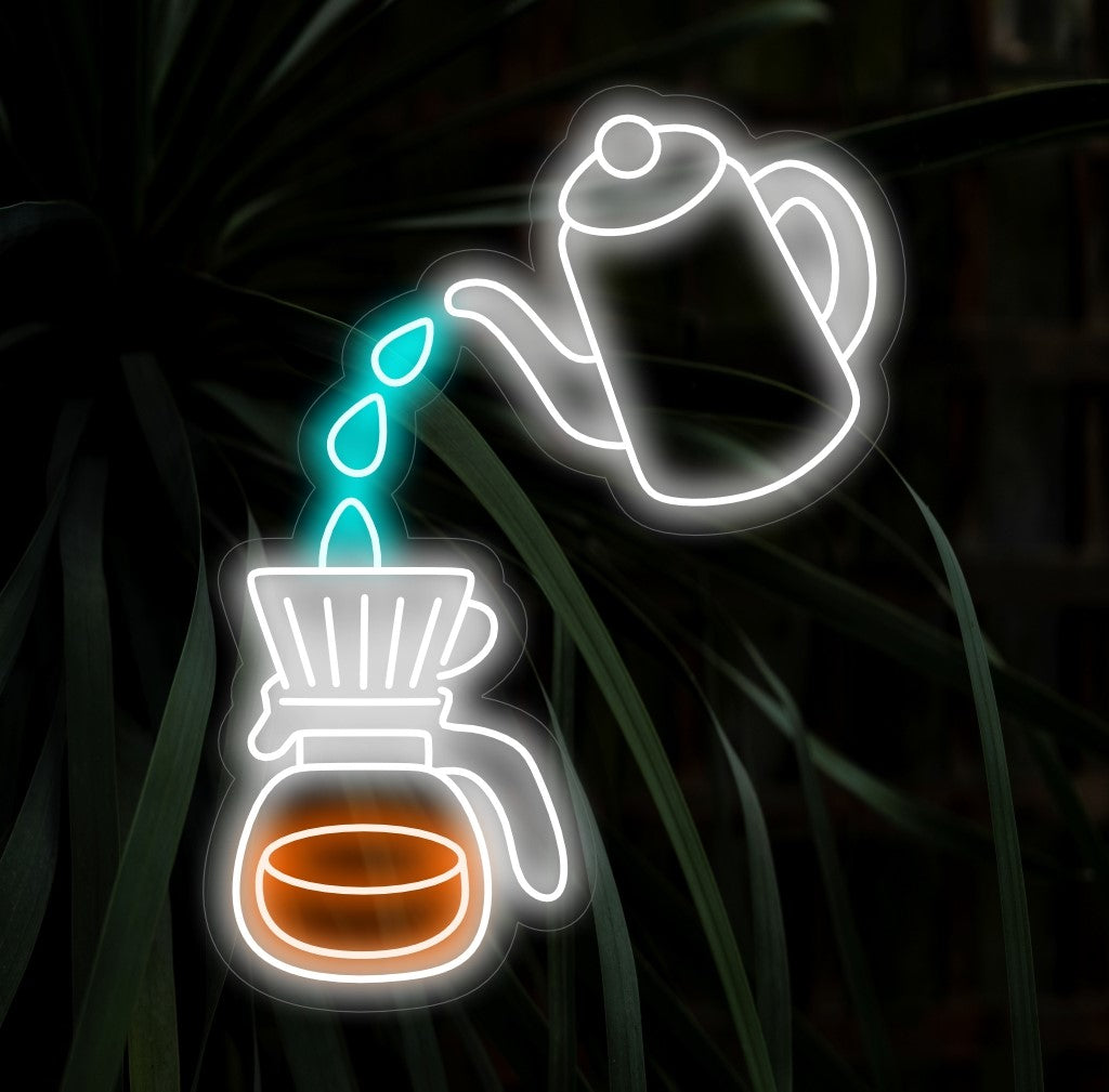 „Neonschild „Kaffeemaschine und Wasserkocher““ – Ein stilvolles und koffeinhaltiges Neonlicht, das die ikonischen Bilder einer Kaffeemaschine und eines Wasserkochers zeigt und Ihrer Kaffeeecke oder Ihrem Café eine warme und einladende Atmosphäre verleiht.
