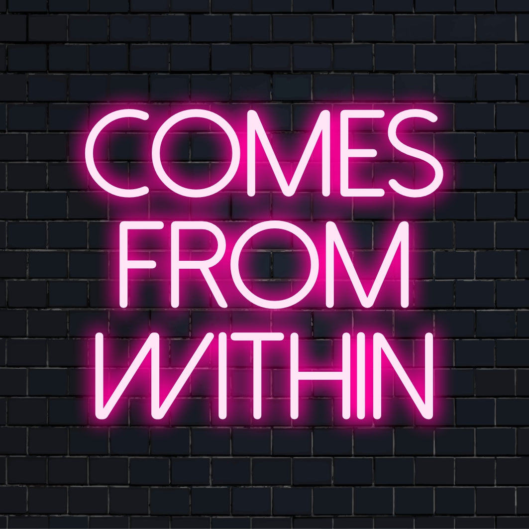 Individuelles LED-Neonschild mit der Aufschrift „Comes From Within“, das ein lebendiges Leuchten ausstrahlt und sich perfekt für eine einzigartige und inspirierende Einrichtung eignet.