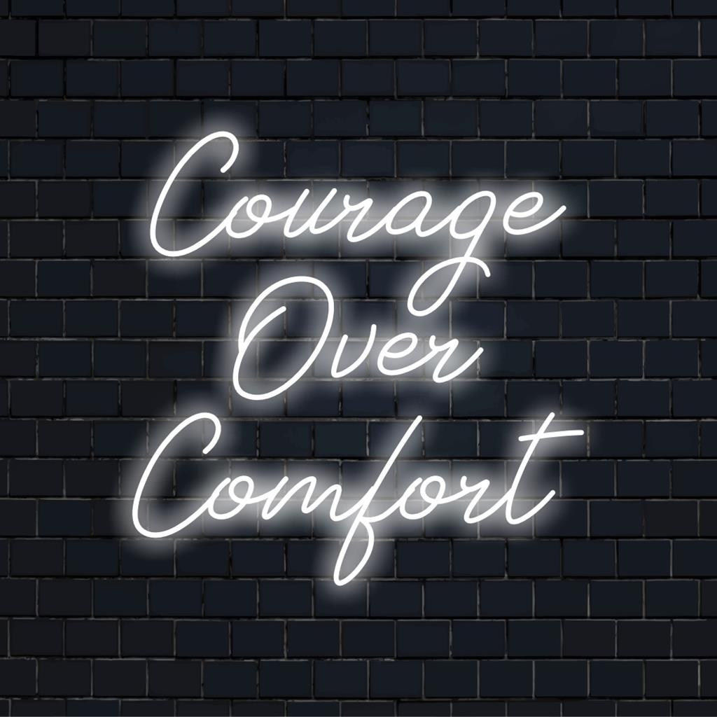 Individuelles LED-Neonschild mit der Aufschrift „Courage Over Comfort“, perfekt als motivierende Neon-Wandkunst oder einzigartige Neonlicht-Dekoration.