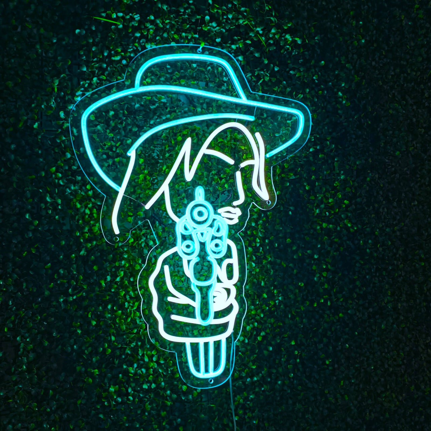 „Cowgirl Pointing Gun Neon Sign“ – Ein kräftiges Neonlicht, das die Silhouette eines Cowgirls zeigt und Ihrem Raum eine gewagte Energie verleiht.