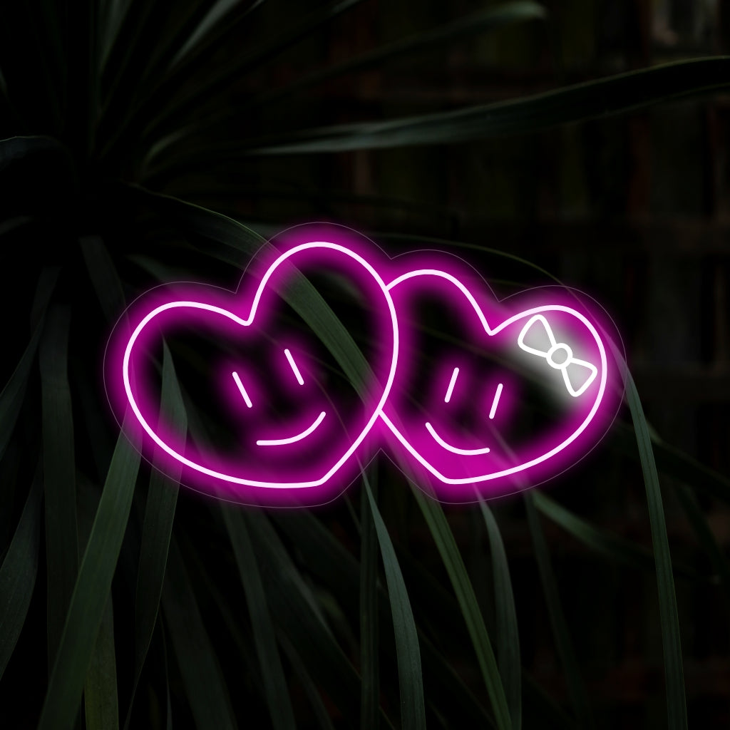 „Cute Hearts Couple Neon Sign“ strahlt Liebe und Romantik aus, ein perfektes Dekorationsstück für eine romantische Atmosphäre.