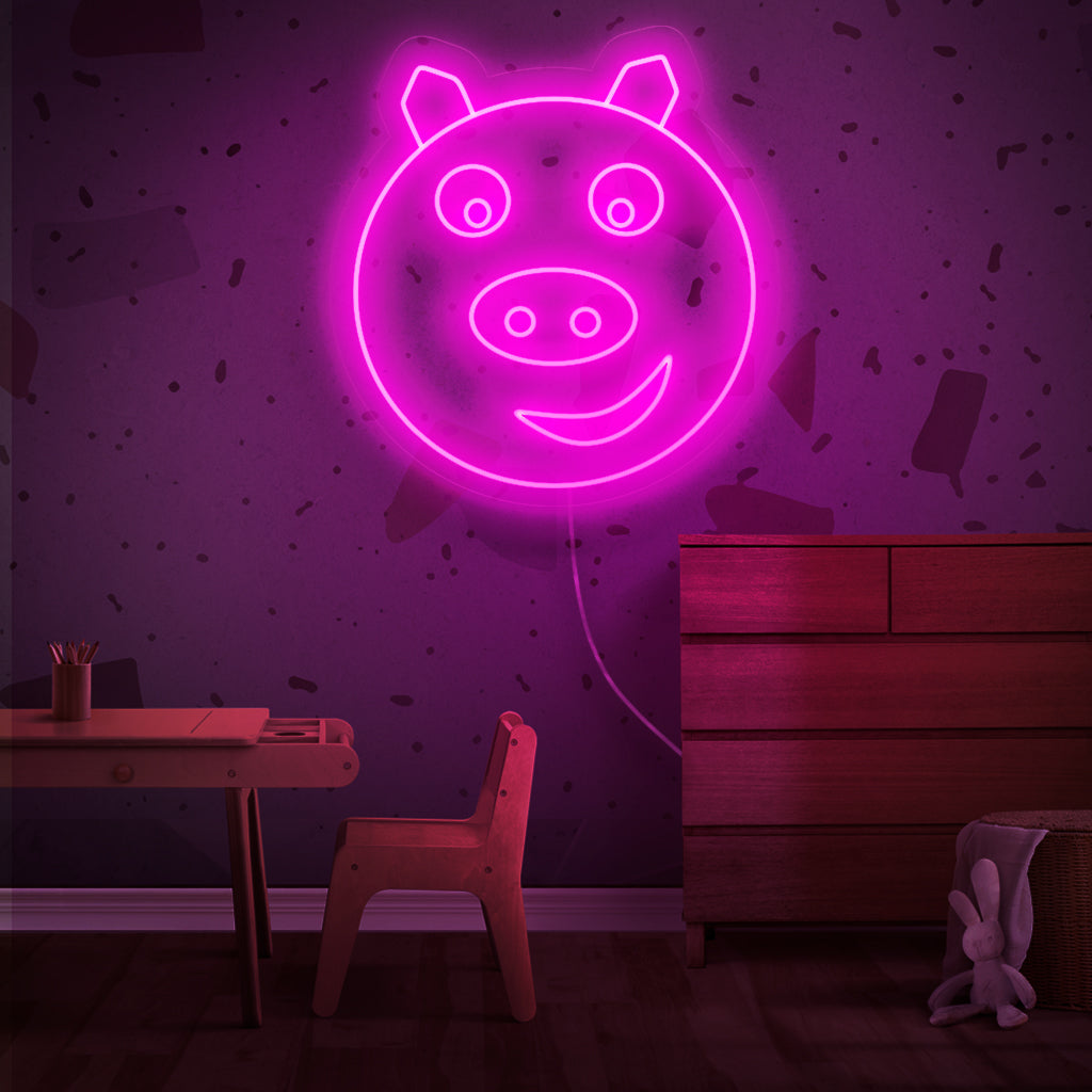 „Cute Pig Neon Sign“ leuchtet in Neonlicht und erfüllt Ihren Raum mit verspielten und liebenswerten Schwingungen, ideal, um eine freundliche und angenehme Atmosphäre zu schaffen.