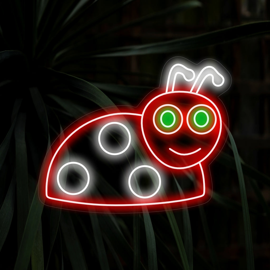 „Cute Smiling Ladybug Neon Sign“ strahlt ein Neonlicht aus und erfüllt Ihren Raum mit verspielten und fröhlichen Schwingungen, perfekt, um eine fröhliche und charmante Atmosphäre zu schaffen.