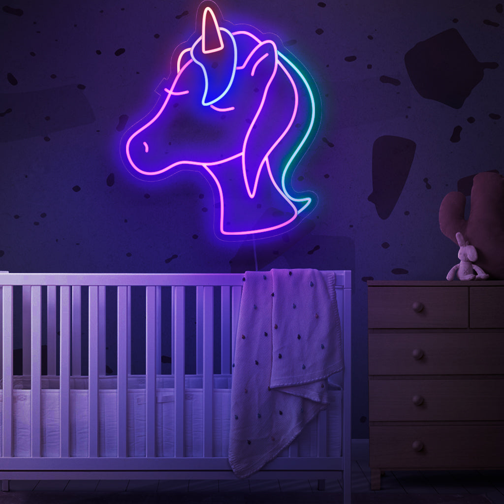 „Cute Unicorn Neon Sign“ leuchtet in Neonfarben und erfüllt den Raum Ihres Kindes mit bezaubernden und bezaubernden Schwingungen. Ideal, um in Schlafzimmern oder Spielbereichen eine verträumte und magische Atmosphäre zu schaffen.