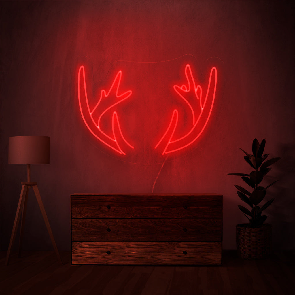 „Deer Horns Neon Sign“ leuchtet in einem rustikalen Glanz und bringt die ungezähmte Schönheit der Natur in Ihren Raum, perfekt für Naturliebhaber und Umgebungen im rustikalen Stil.