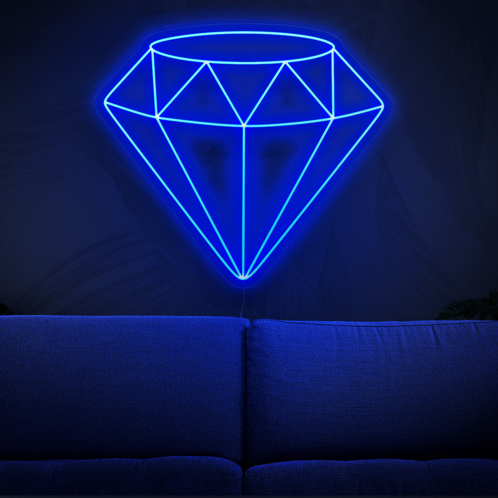 „Diamond Ring Neon Sign“ ist eine glamouröse und hochzeitsbezogene Ergänzung für Ihr Interieur. Ein Neonlicht, das die zeitlose Eleganz eines Diamantrings symbolisiert.