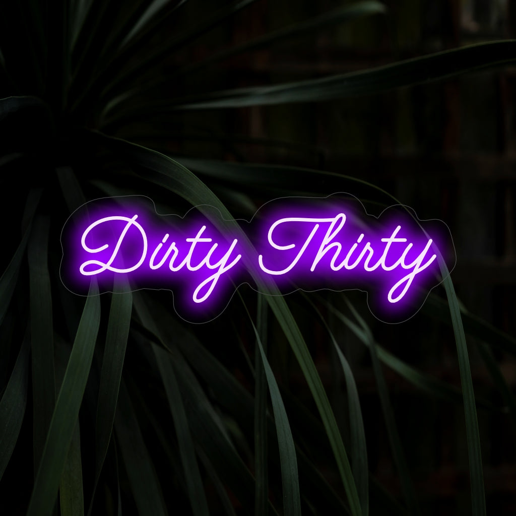Das „Dirty Thirty Neon Sign“ leuchtet in einem lebendigen Glanz und verleiht der Feier eine verspielte und temperamentvolle Atmosphäre – perfekt, um den Meilenstein des Dreißigjährigen zu feiern.