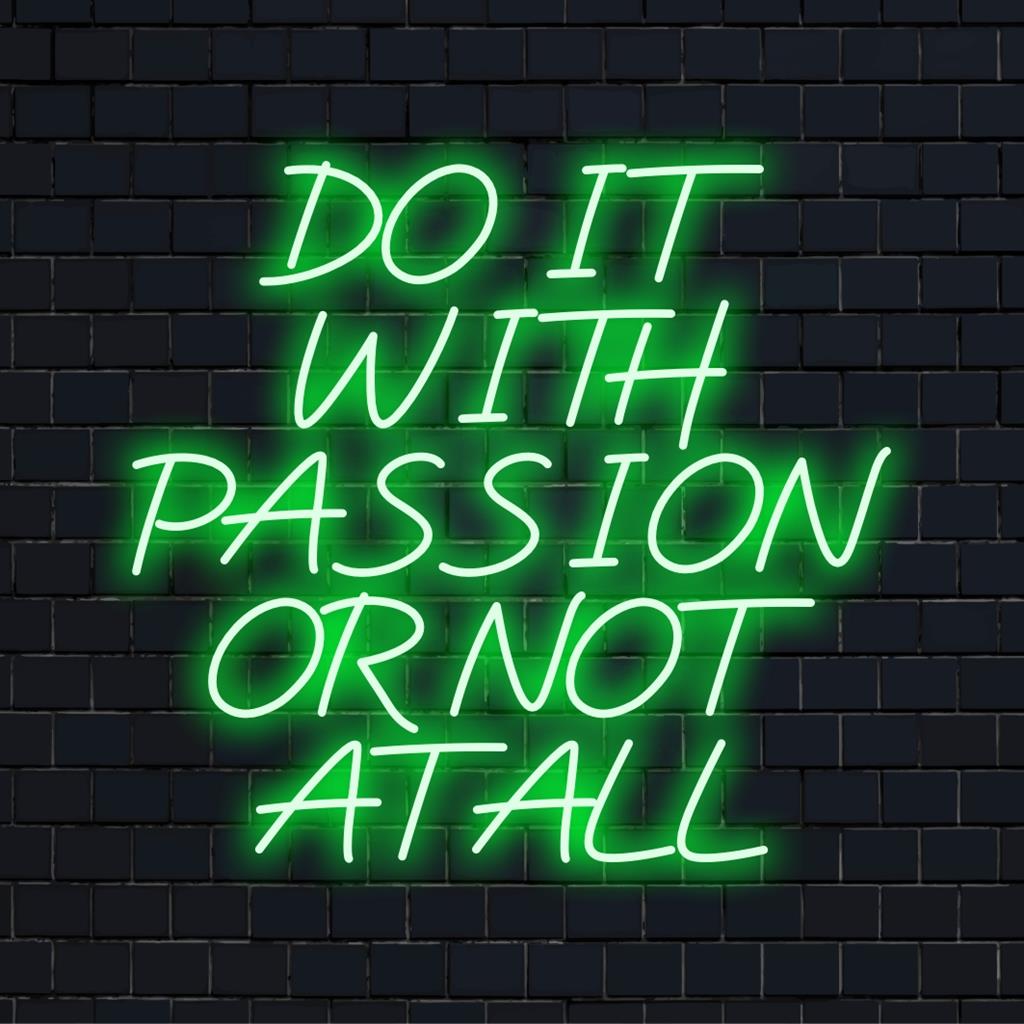 Individuell gefertigtes LED-Neonschild mit dem Text „Do It With Passion Or Not At All“ für eine lebendige und motivierende Dekoration.