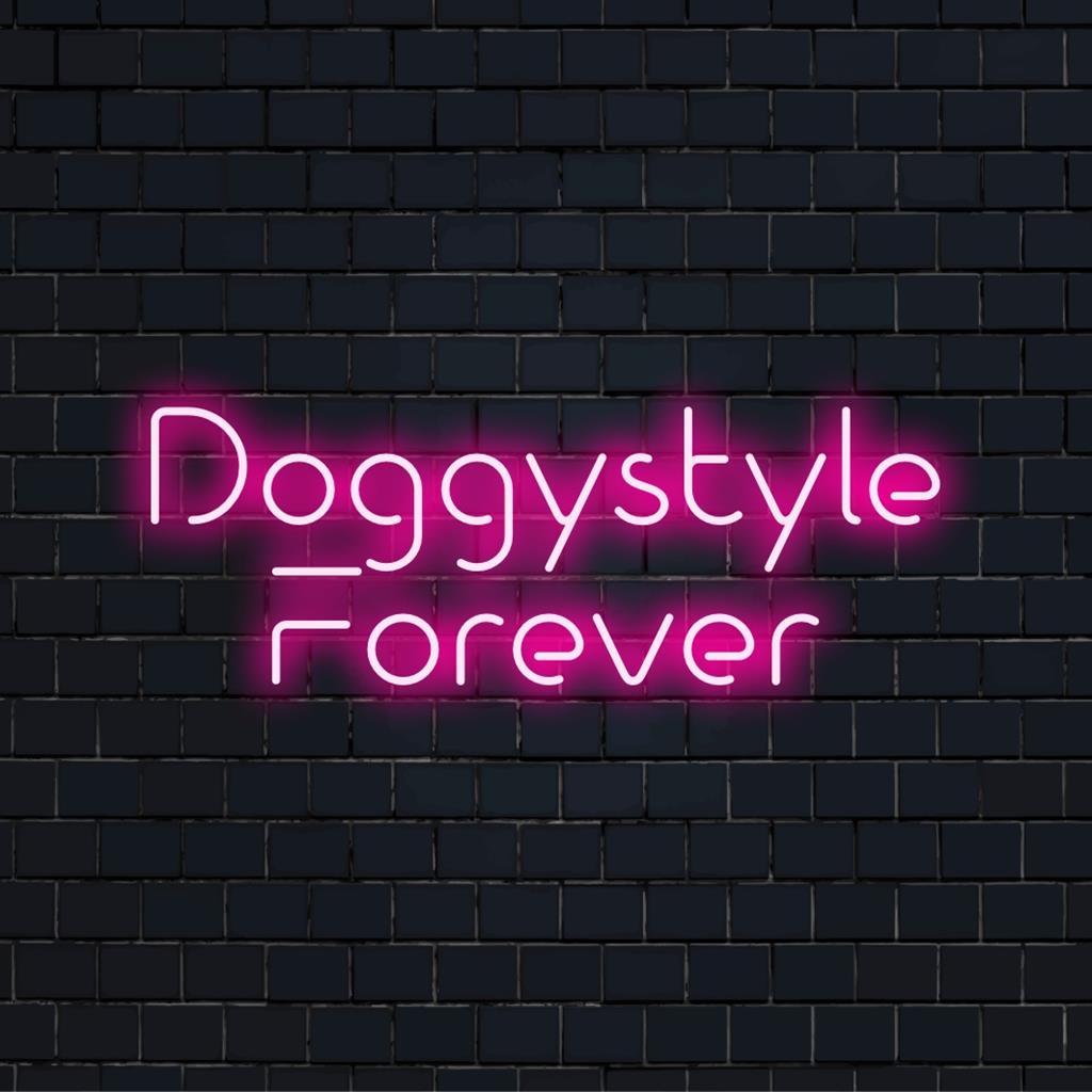 Auf dem maßgefertigten LED-Neonschild „Doggystyle Forever“ wird Ihrem Raum eine einzigartige und lebendige Neonlichtdekoration verliehen.
