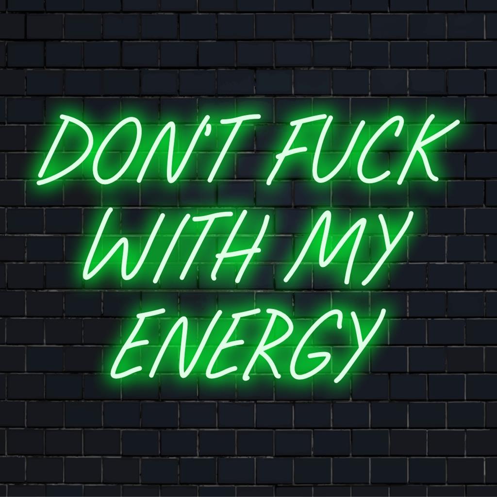 Leuchtendes LED-Neonschild mit der auffälligen Aussage „Don't Fuck My Energy“, das perfekte personalisierte Neonzitat für Ihren Raum.