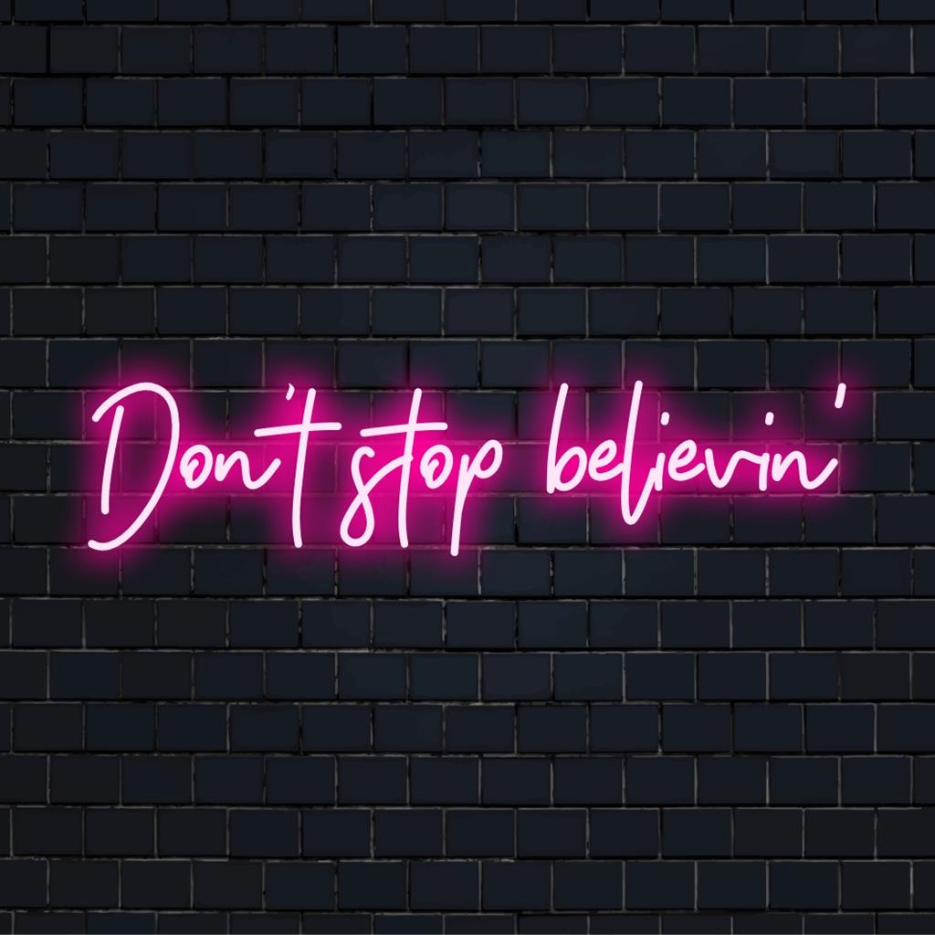 Leuchtendes LED-Neonschild mit der Aufschrift „Don't Stop Believin“, perfekt für jeden Raum. Maßgefertigte Neonlichtkunst, die Motivation widerspiegelt.