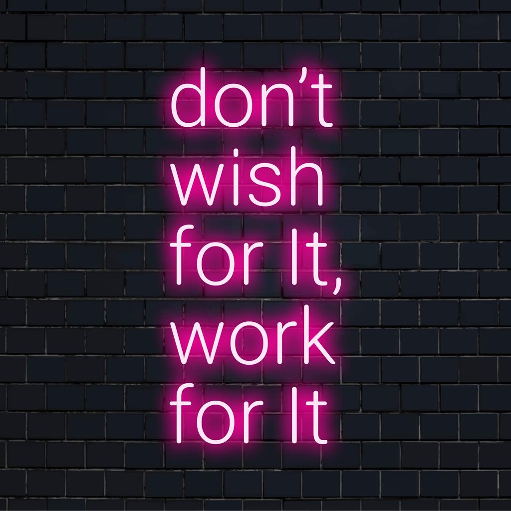 Individuelles LED-Neonschild mit leuchtenden Buchstaben „Don't Wish For It, Work For It“ für inspirierende Dekoration. Neon-Zitatkunst.