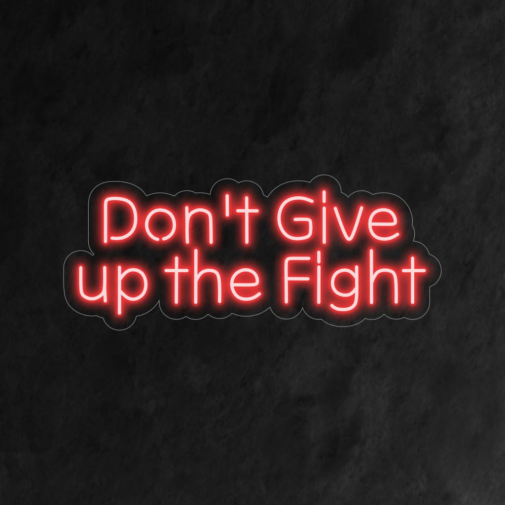 Das Neonschild „Don’t Give up the Fight“ leuchtet in kräftigem Glanz, inspiriert zu Durchhaltevermögen und Widerstandsfähigkeit und eignet sich daher perfekt für Räume, in denen der Kampfgeist gefeiert wird.